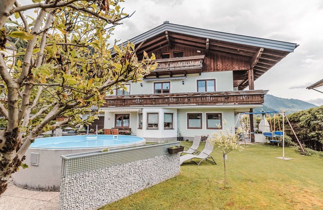 Lovely apartment for 8 people with WIFI, pool, TV, balcony and pets allowed