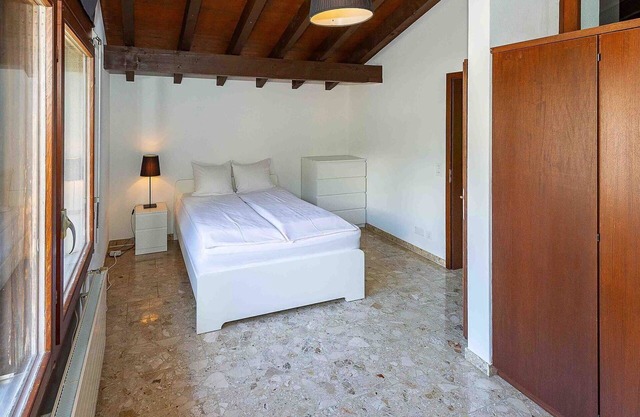 Lovely apartment for 6 guests with WIFI, TV and balcony