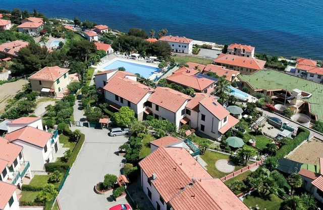 Lovely apartment for 4 guests with WIFI, pool, TV, terrace, pets allowed and parking