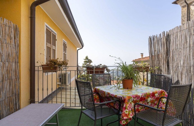 Lovely apartment for 6 people with WIFI, A/C, balcony and pets allowed