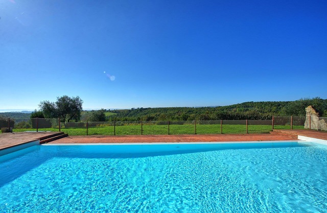 Lovely apartment for 2 guests with A/C, pool, TV and panoramic view, close to Siena