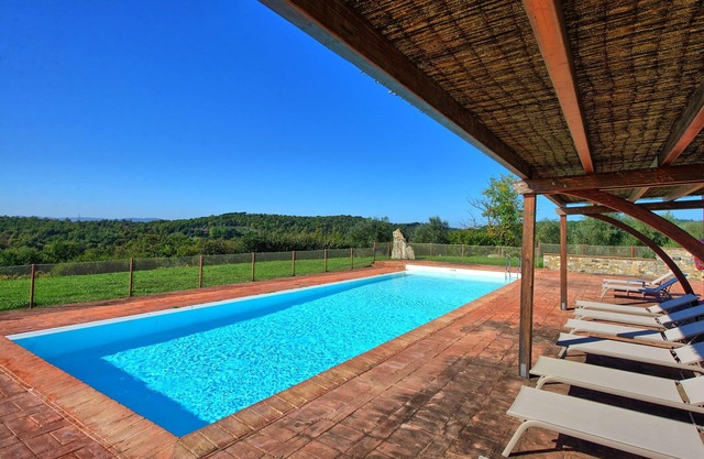 Lovely apartment for 5 people with pool, A/C, TV and panoramic view, close to Siena
