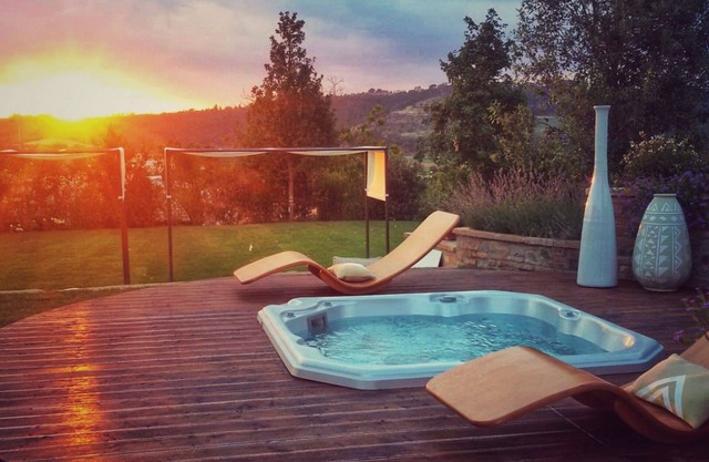 Lovely apartment in villa for 5 guests with A/C, pool, hot tub, WIFI, TV, patio and panoramic view