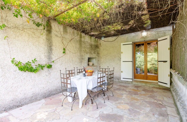 Lovely apartment in villa for 6 people with WIFI, pool, TV, terrace, pets allowed and panoramic .