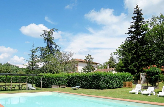 Lovely apartment in villa for 2 guests with WIFI, pool, patio, pets allowed and parking