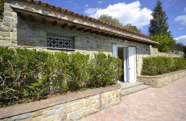 Lovely apartment in villa with hot tub, WIFI, pool, A/C, TV and panoramic view, close to Cortona