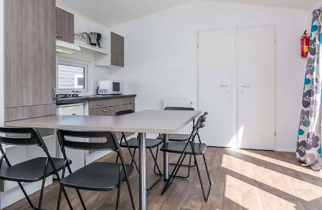Lovely apartment in villa for 6 people with pool, hot tub, TV, terrace and parking