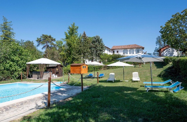Lovely apartment in villa for 6 people with A/C, pool, WIFI, terrace and pets allowed