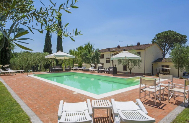 Lovely apartment in villa for 14 people with WIFI, private pool, TV, balcony and pets allowed