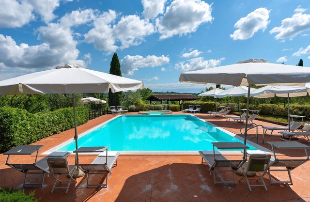 Lovely apartment with WIFI, A/C, pool, TV, veranda and panoramic view, close to San Gimignano
