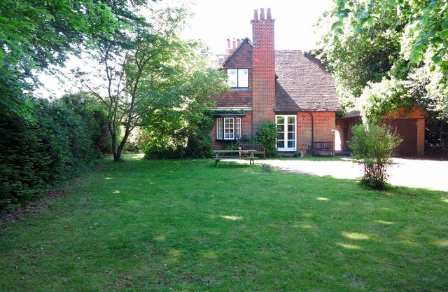 Lovely Arts and Crafts New Forest cottage, close to beaches and Lymington