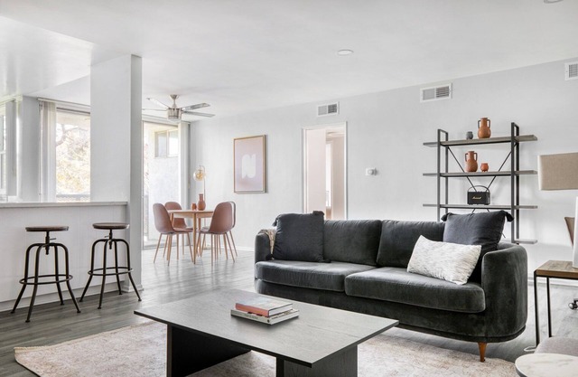 Lovely Beverly Hills 2BR near the Grove & Rodeo Drive, by Blueground