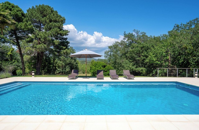 Lovely completely renovated villa in the Gulf of Saint-Tropez with swimming pool