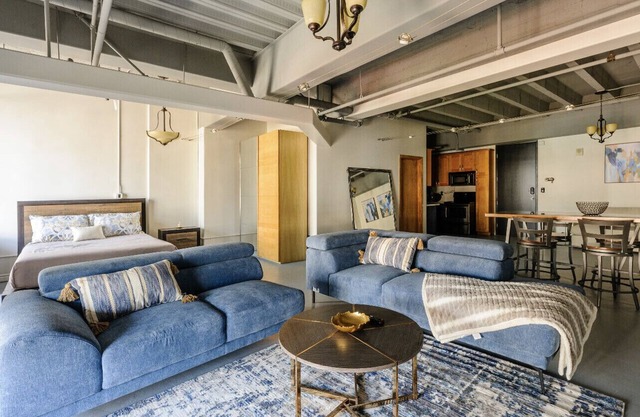 Lovely Condo in Downtown LA w/Great Views & Pool