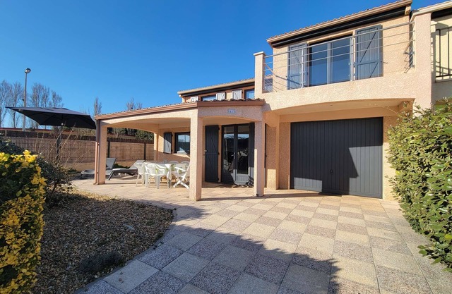 Lovely corner Villa with airco, 5 people, wifi, secured residence with pools (extra charge), 500.