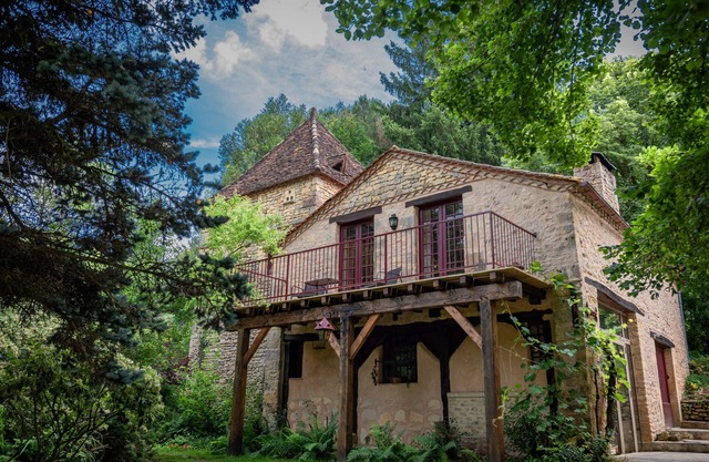 Lovely cottage on small domain with pool