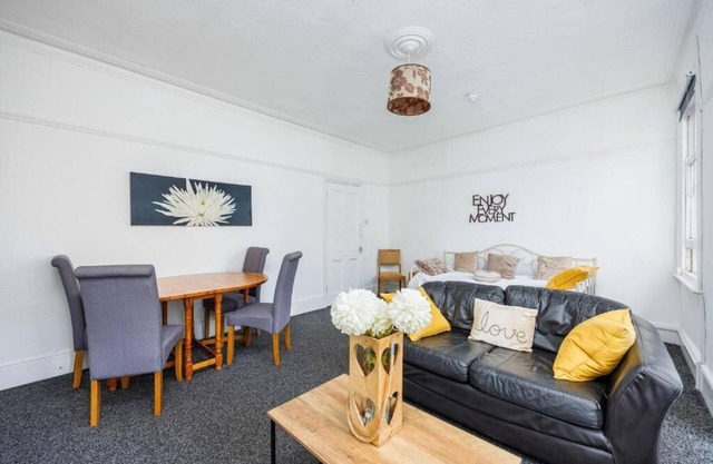 Lovely & Cozy 2BR City Centre Nr High St by Everhome Ltd