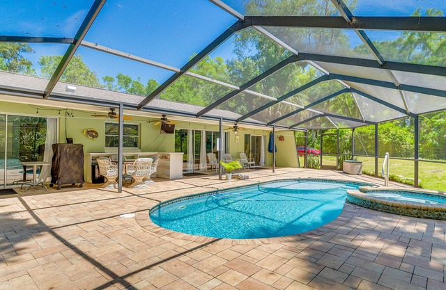 Lovely Crystal River Home w/Lanai & Pool!