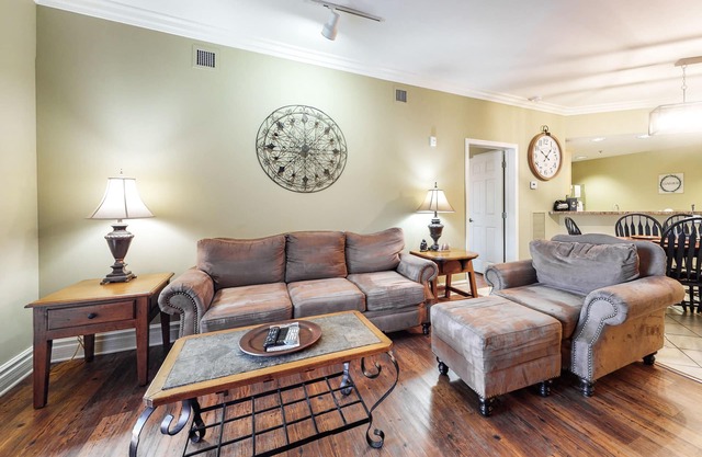 Lovely downtown condo w/free attraction tickets & fitness room -walk everywhere
