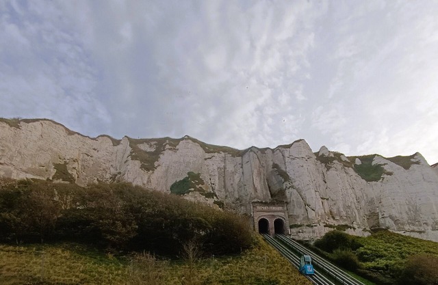 Lovely Getaway at the Foot of the Cliffs, Steps from the Sea