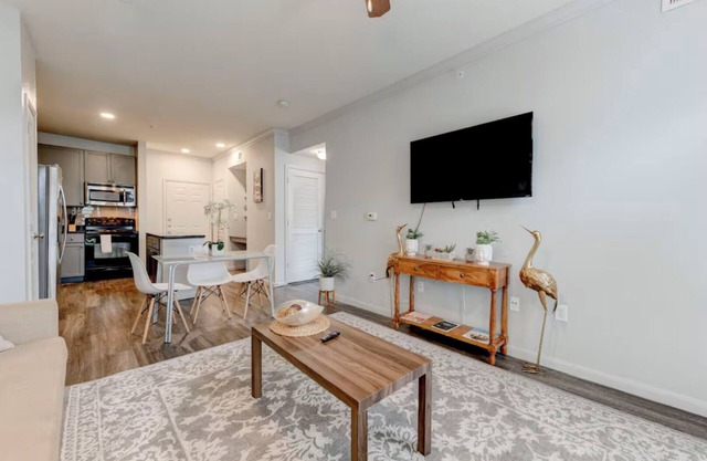 Lovely Getaway w/King Bed - Downtown ATX