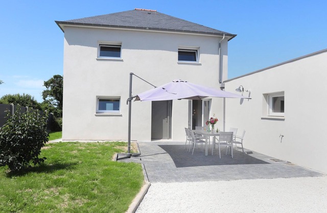 Lovely home in Saint-Méloir-des-Ondes