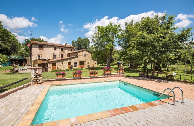 Lovely home in Casole d'Elsa