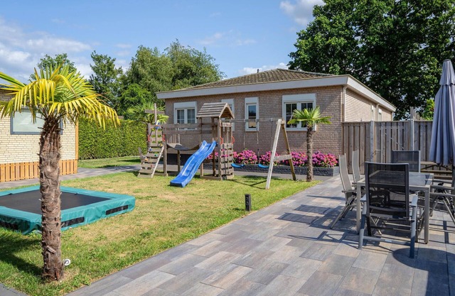 Lovely home in Heinkenszand with WiFi