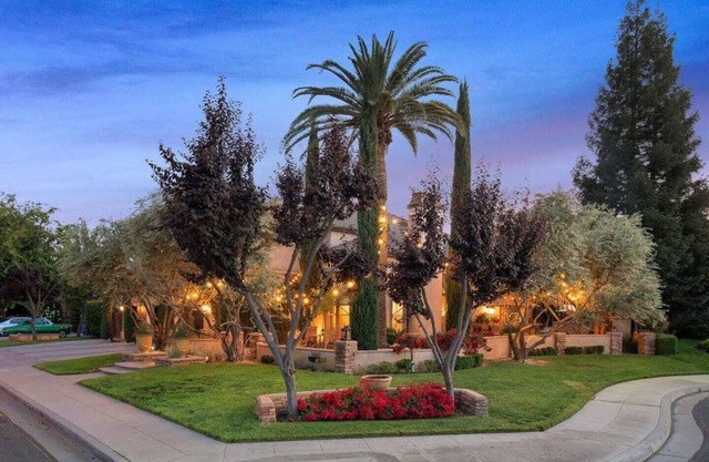 Lovely home w/pool, spa, outdoor grill and more!