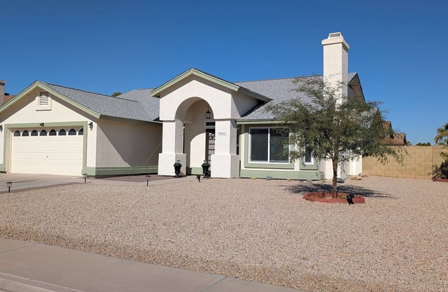 Lovely home within walking distance to State Farm Stadium.