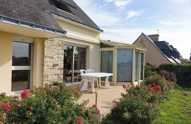 Lovely house, beautiful sea view, quiet location. The beach and c