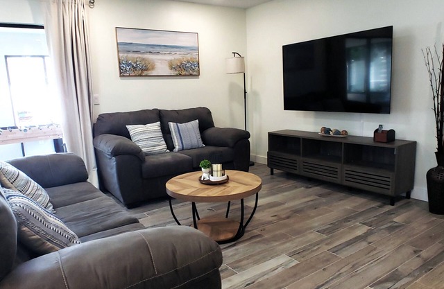 Lovely House in Sarasota, close to UTC Mall, Nathan B Park, and Siesta Key Beach