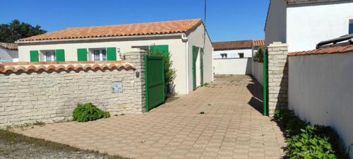 Lovely house with garden close to the beach