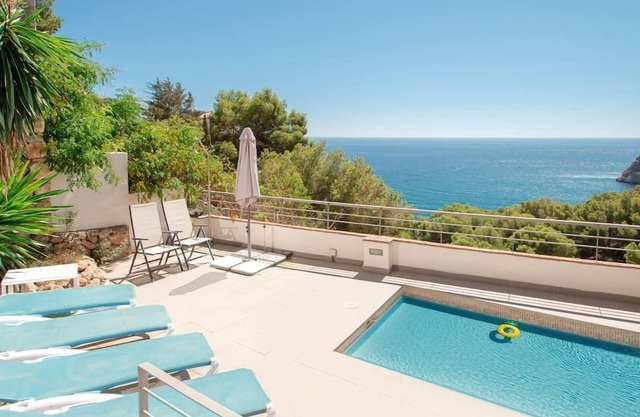 Lovely house with sunny terraces, heated pool and sauna