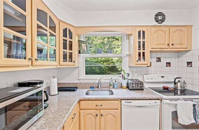 Lovely light-filled house in award-winning Alexandria [10 mins to airport/DC]