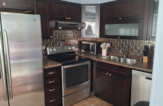 Lovely Lower-Level 2-bedroom apartment close to UT and medical facilities.