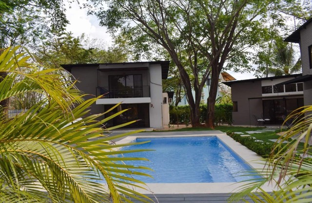 Lovely one Kitchen and Pool View #1