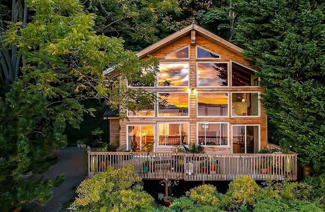 Lovely, open home with water views, scenic deck, & 2 fireplaces - near Seattle