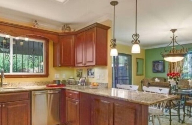 Lovely patio home w/garden, Lg. Community Pool close.
