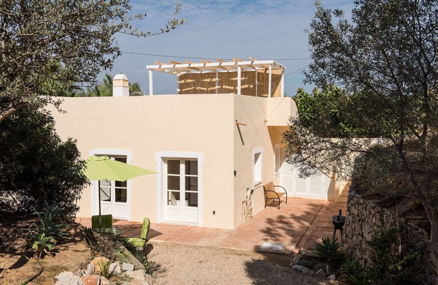 Lovely Portuguese house with stunning views from the roof terrace to the sea