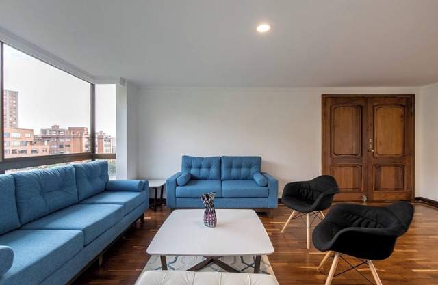 Lovely, Quiet 3-bedroom apartment with big balcony in El Poblado