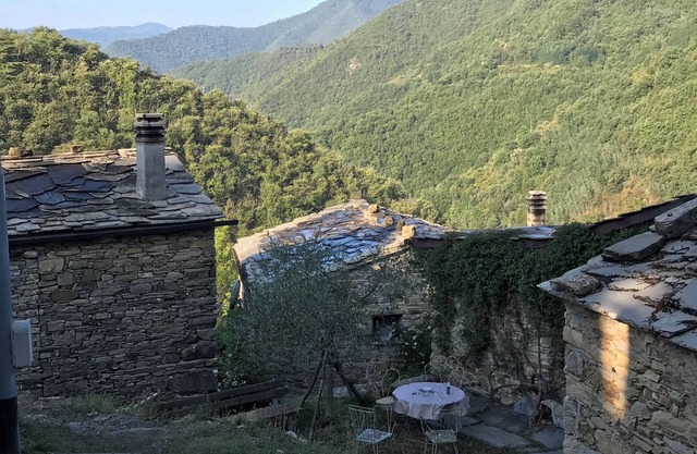 Lovely rustic and cosy 2-bedroom cabin in Carpasio