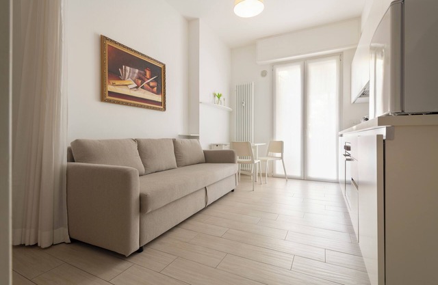 Lovely studio apartment with balcony a stone's throw from the sea and downtown