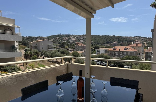 Lovely T2 ideally located