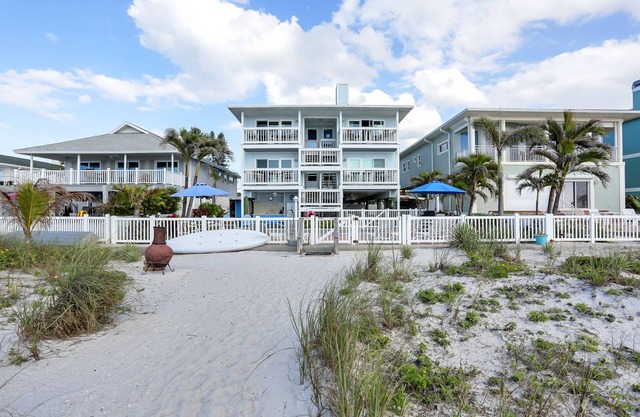 Lovely Three Bedroom Beachfront Condo, Heated Pool, Wifi, Cable, Jacuzzi