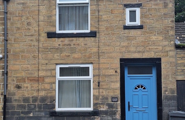 Lovely Two Bedroom Cottage w/Garden Patio - Free Parking - Pets Welcome