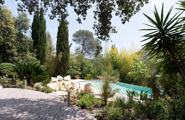 Lovely, unoverlooked villa. Luxuriant garden, heated swimming pool in St-Raphaël