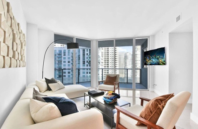 Lovely upscale Condo Gorgeous View 2/2 in Brickell