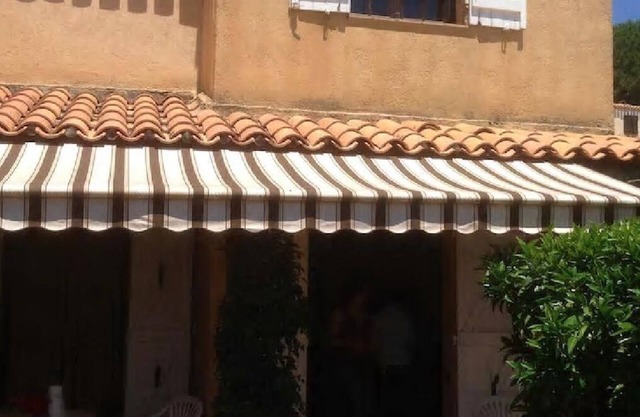 Lovely vacation home with small garden, swimming pool and sea view.