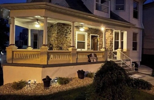 Lovely Victorian Home. Spacious 2 bedroom w/Parking. Bed & Breakfast Type Space